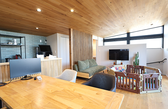 エナの家、OUTDOOR LIVING STYLE の2階リビング。おしゃれなダイニングテーブル。