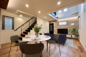 堺市堺区T様邸のリビングとエコカラットの壁｜注文住宅施工事例