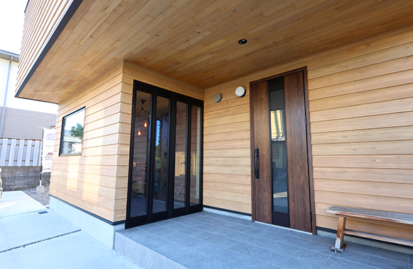 エナの家モデルハウス、アウトサイドリビングスタイルの玄関