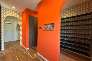 堺市中区K様邸レトロポップなオレンジクロスの玄関収納｜注文住宅施工事例