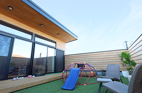 エナの家、アウトドアリビングスタイルのモデルハウス２階にある２階バルコニー