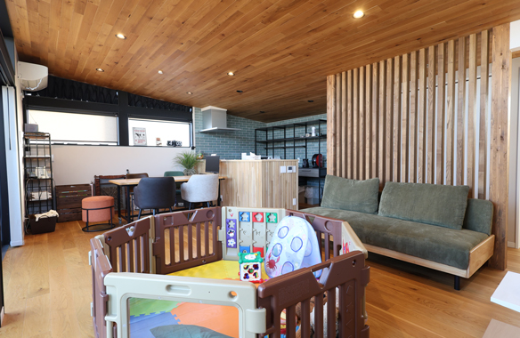 エナの家、OUTDOOR LIVING STYLE の2階リビング。キッズスペース完備