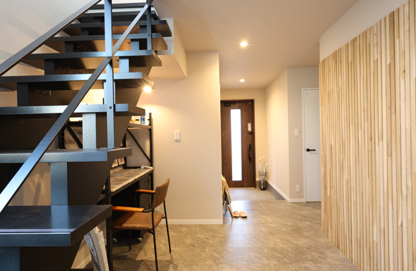 エナの家モデルハウスの玄関ホールと、オークボウのパネル