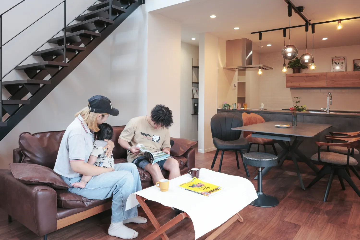 エナ・ホームのモデルハウス、Livin' HOUSEのリビングでくつろぐ夫婦のようす