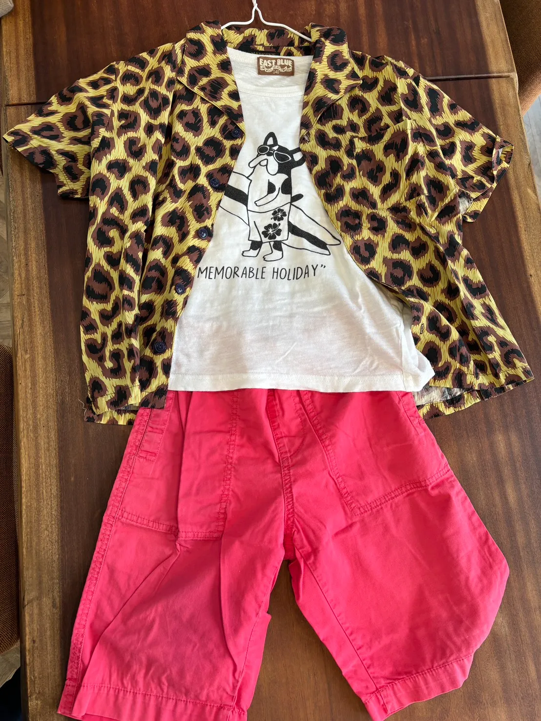 羽曳野市のモデルハウスにディスプレイするヒョウ柄とピンクのズボンの子ども服