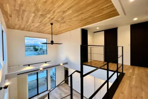 堺市南区G様邸ホテルライクな家の吹き抜けリビングとシーリングファン｜注文住宅施工事例