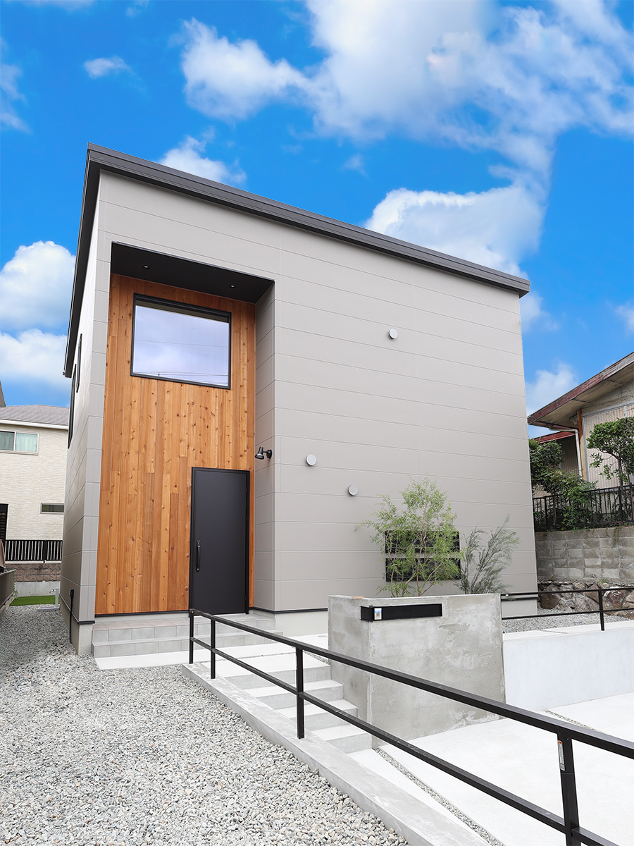 S様邸チャネルサイディングの縦貼り外壁とKMEWの光セラ１６シルクチタングレー