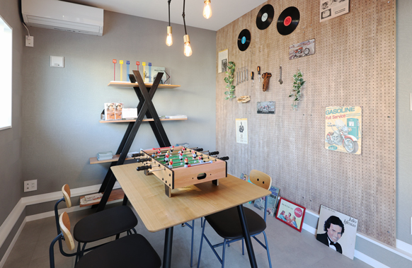 エナの家モデルハウスの1階土間ストレージ空間。おしゃれな有効ボード。