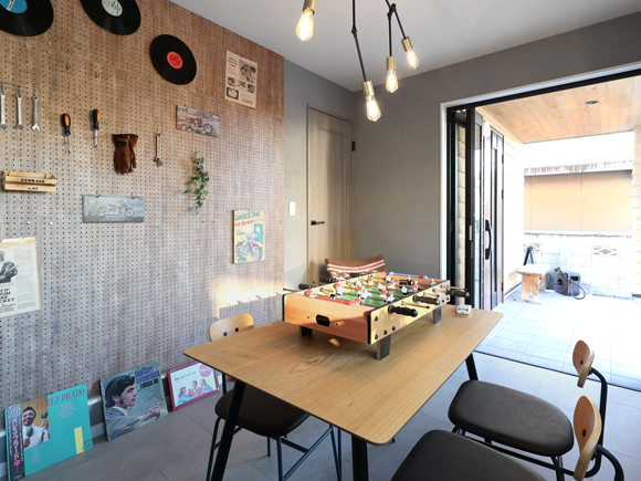 エナの家、モデルハウスの玄関土間の趣味スペース