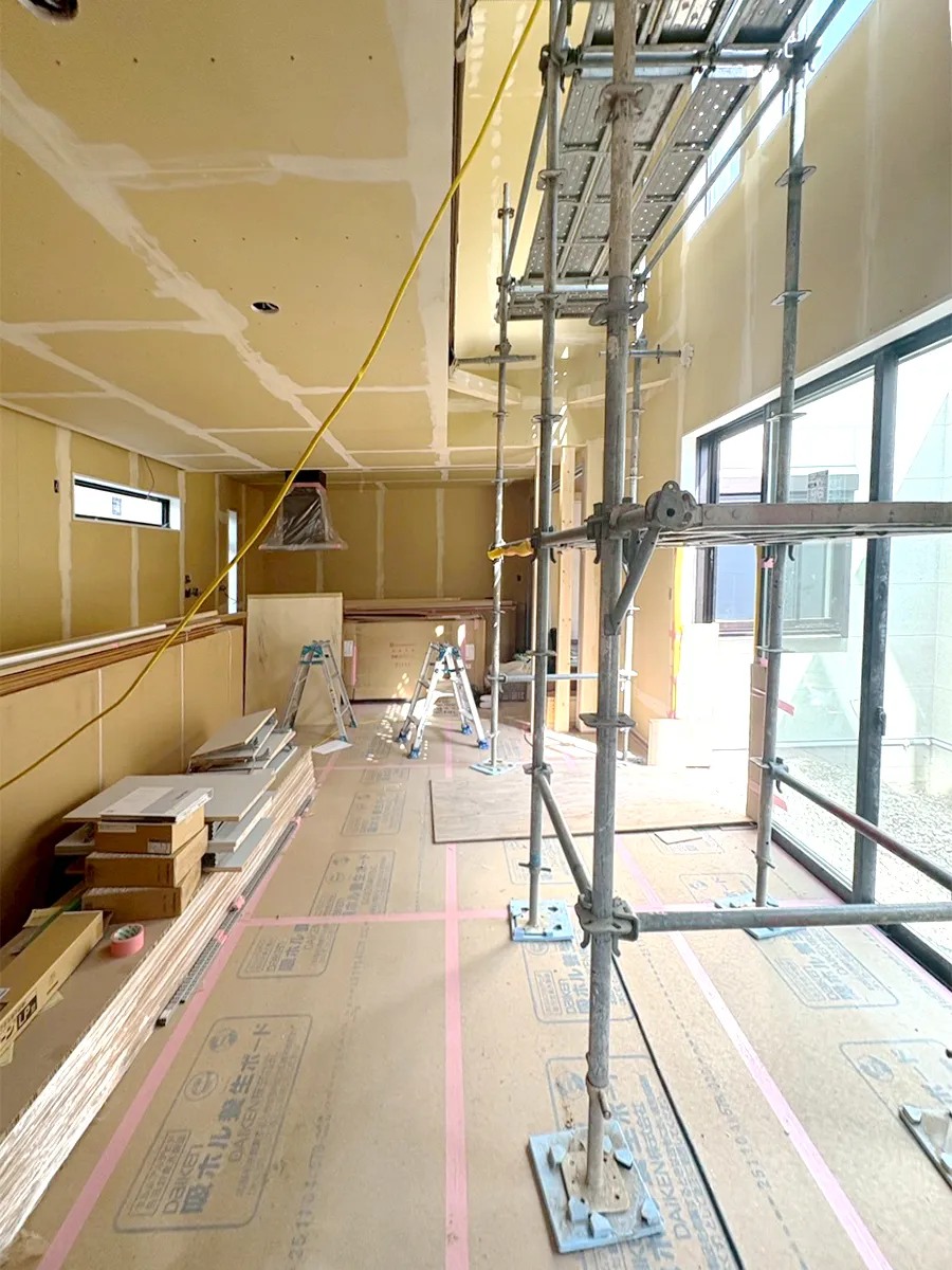 堺市で施工中の新築注文住宅｜吹き抜けリビングの足場施工中の様子